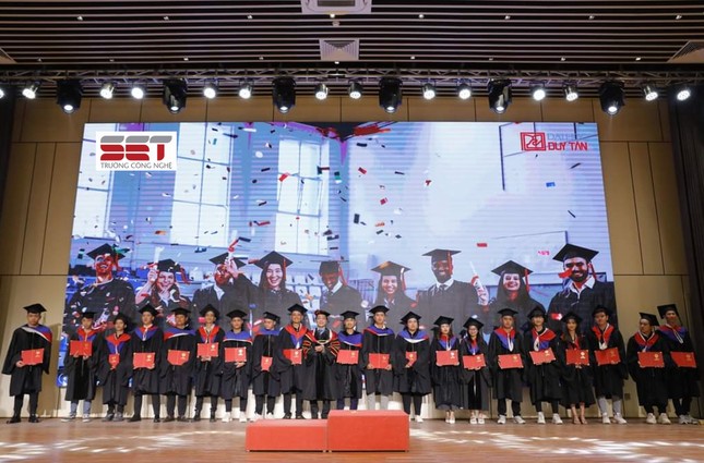 Sinh viên Trường Công nghệ (SET - School of Engineering & Technology) ĐH Duy Tân nhận bằng tốt nghiệp