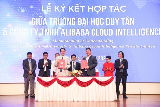ĐH Duy Tân ký kết hợp tác với Công ty Alibaba Cloud Intelligence