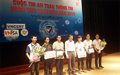 Ban Tổ chức trao giải nhì cho đội tuyển ISITDTU của ĐH Duy Tân 
