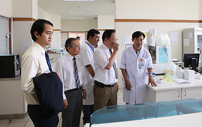 Đại học Duy Tân đến tham quan và làm việc tại Bệnh viện Trung ương Huế