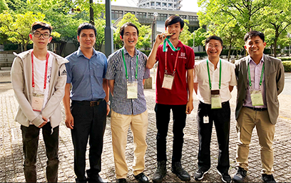 Sinh viên Lê Quang Thành (áo đỏ) cùng thầy cô và bạn bè tại Học viện Kỹ thuật Kanazawa, Nhật Bản