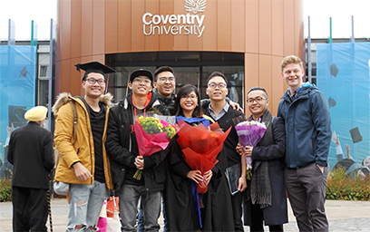 Sinh viên Phạm Tấn (bìa trái) theo học Chương trình Liên kết Du học 3+1 giữa ĐH Duy Tân và ĐH Coventry chụp ảnh cùng bạn bè
