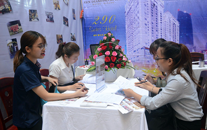 Nhiều sinh viên được phỏng vấn trực tiếp tại ngày hội hướng nghiệp và tuyển dụng của Trường ĐH Duy Tân