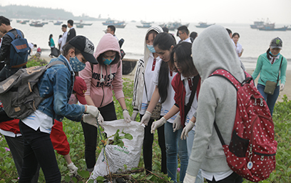 Sinh viên Duy Tân Làm sạch Bờ biển Chào đón APEC 2017