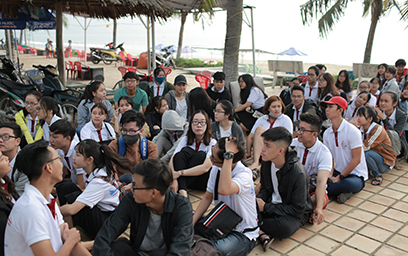 Sinh viên Duy Tân Làm sạch Bờ biển Chào đón APEC 2017