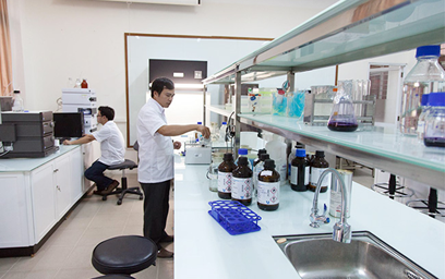 Các nhà khoa học làm việc tại phòng thí nghiệm hiện đại tại ĐH Duy Tân