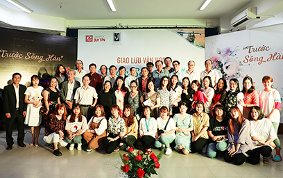 Nhà thơ, nhà văn cùng giảng viên và sinh viên Duy Tân chụp ảnh lưu niệm