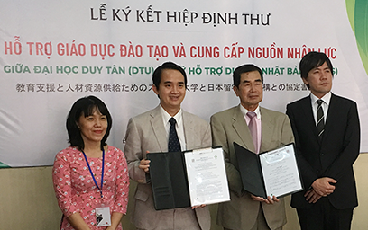 TS. Lê Nguyên Bảo - Hiệu trưởng ĐH Duy Tân (thứ 2 từ trái sang) và ông Shohei Yabuki - Giám đốc Đại diện JOOSS tại Việt Nam (thứ 2 từ phải sang) 