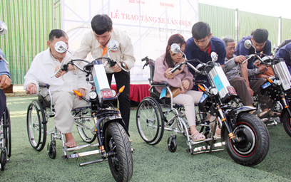 Sinh viên chế tạo xe 2 trong 1 tặng người khuyết tật 