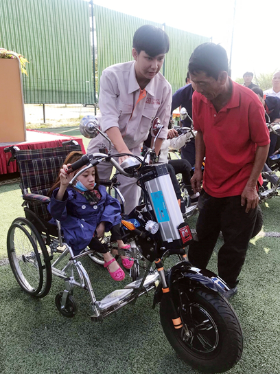 Nhóm chế tạo Robot Đại học Duy Tân Sáng chế Xe lăn Điện tặng người Khuyết tật