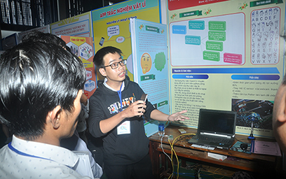 Nguyễn Vĩnh Huy (Trường THPT Tiểu La) trình bày “Thuật toán nhận dạng ngôn ngữ ký hiệu” - dự án đoạt giải Nhất. Ảnh: X.P