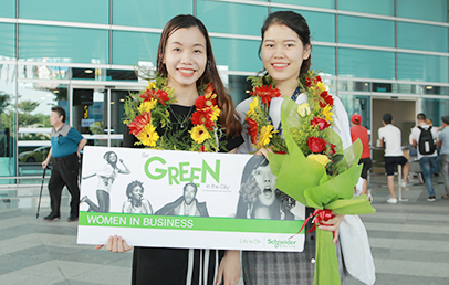  Sinh viên Ðoàn Th? Thu Hà (bên trái) và Nguy?n Th? Thanh nh?n gi?i Women in Business Award 
