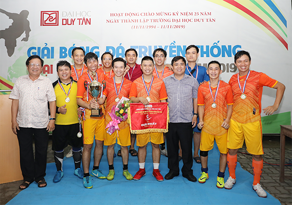 Bế mạc Giải Bóng đá Mini Nam Truyền thống Đại học Duy Tân lần thứ XII