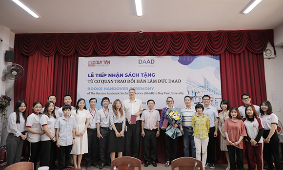 Cơ quan Trao đổi Hàn lâm Đức DAAD trao tặng sách cho Đại học Duy Tân