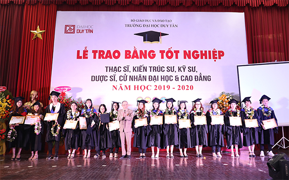 Đại học Duy Tân tổ chức Lễ Trao bằng Tốt nghiệp năm 2020