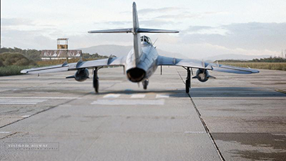  Máy bay MiG-17 c?a Vi?t Nam dang c?t cánh. (?nh: Silver Swallow Studio)