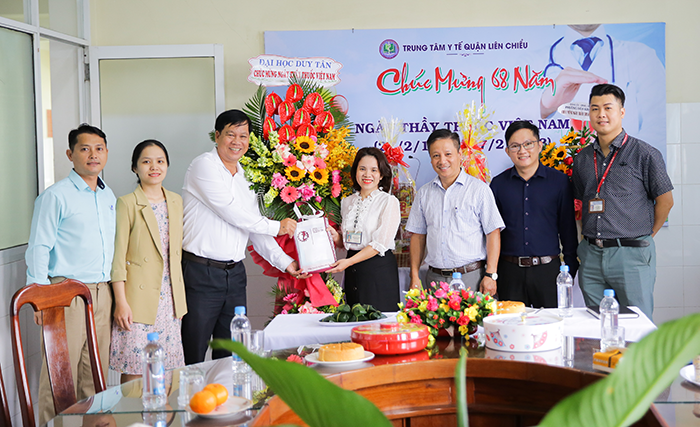 Đại học Duy Tân đến thăm và chúc mừng các Y Bác sĩ nhân Ngày Thầy thuốc Việt Nam 