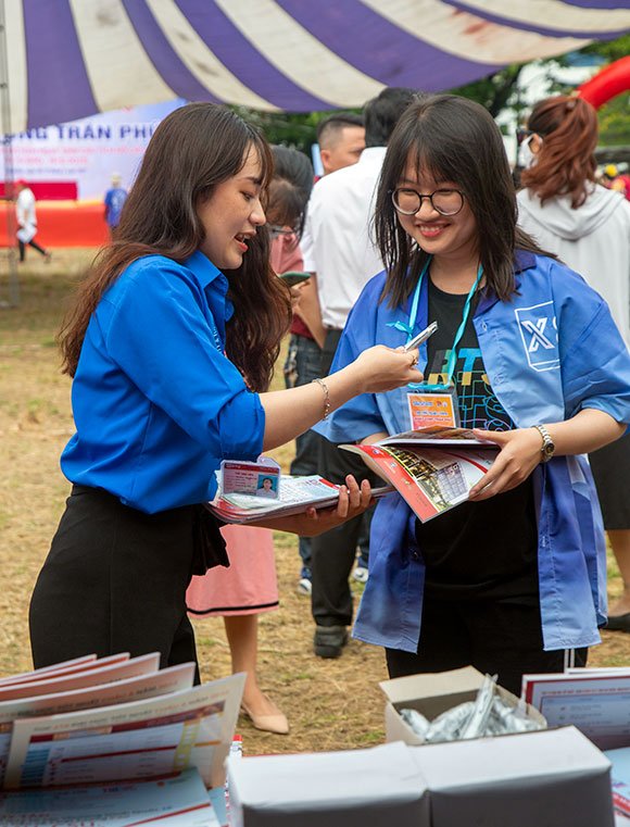 Hào hứng với Gian hàng Đại học Duy Tân tại Hội trại “Khát vọng Trần Phú”