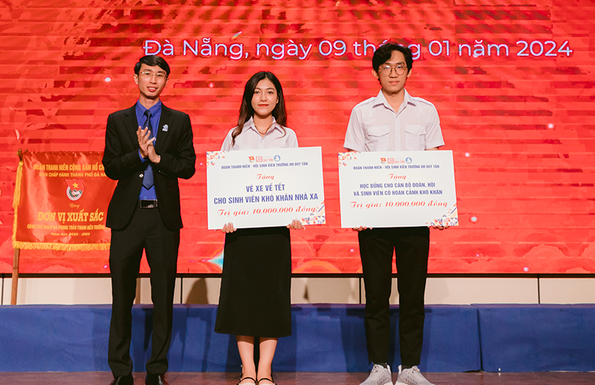 Nhóm sinh viên Đại học Duy Tân giành giải Nhì "Bệ phóng khởi nghiệp" 912-10120243623