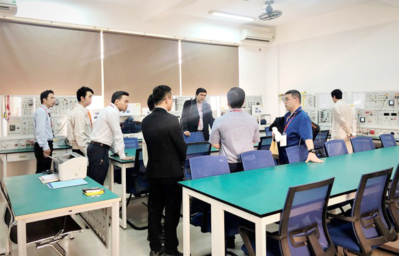 Đoàn kiểm định kiểm tra các phòng thực hành Điện-Điện tử