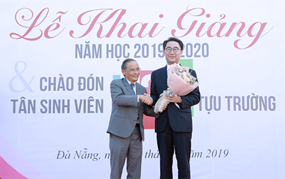 AHLĐ, NGƯT Lê Công Cơ - Chủ tịch Hội đồng Trường, ĐH Duy Tân tặng hoa chúc mừng GS-TS Lim Sang Taek nhận giải thưởng của Tổng thống Hàn Quốc
