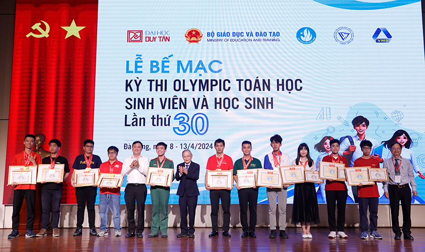 Sinh viên Duy Tân giành nhiều Giải thưởng tại Olympic Toán học Sinh viên và Học sinh lần thứ 30 _G6A1684-15420245228