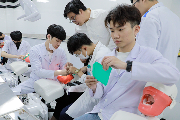 Workshop “Phục hình Mô phỏng Sinh học” cho Sinh viên ngành Bác sĩ Răng-Hàm-Mặt của Đại học Duy Tân