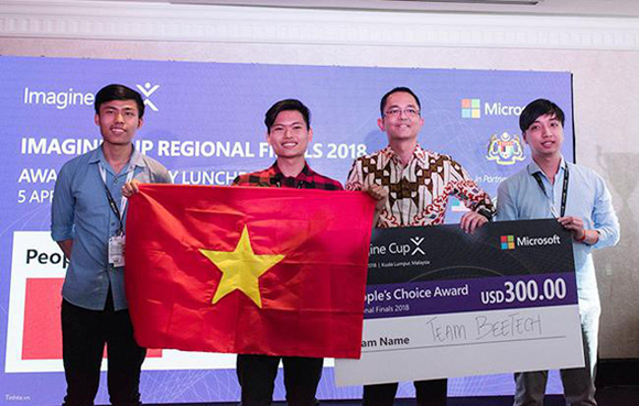 Sinh viên Lê Viết Triều cùng các bạn trong nhóm nhận giải Bình chọn tại vòng Chung kết Imagine Cup khu vực châu Á - Thái Bình Dương 2018
