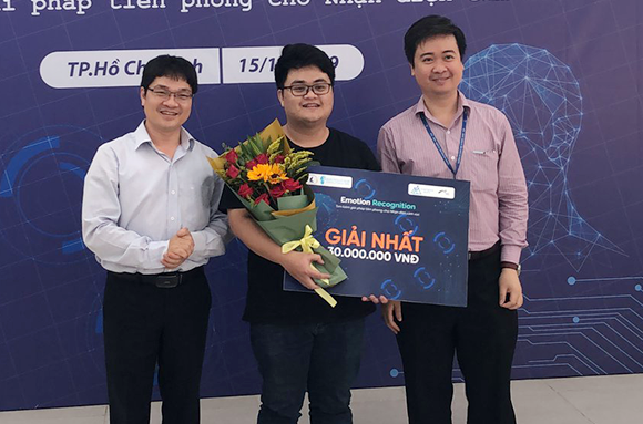 Anh Trần Bảo Toàn (đứng giữa) đến từ ĐH Duy Tân được trao giải Nhất tại cuộc thi ERC2019