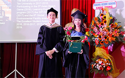 TS Lê Nguyên Bảo - Hiệu trưởng ĐH Duy Tân trao vòng hoa tốt nghiệp cho sinh viên Trần Thị Thanh Thảo