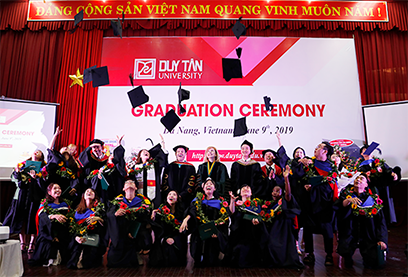 Niềm vui nhận Bằng tốt nghiệp chương trình Lấy Bằng Đại học Mỹ tại Việt Nam của thầy và trò ĐH Keuka và ĐH Duy Tân