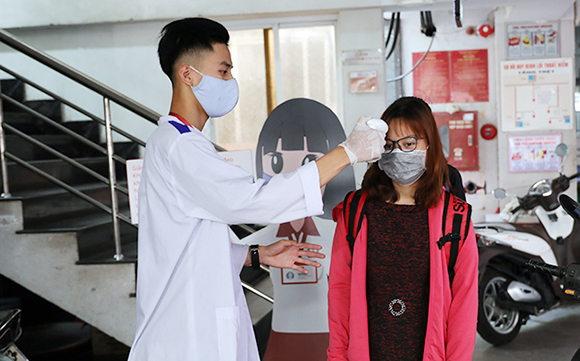 Sinh viên Duy Tân thực hiện phòng chống dịch Covid-19 khi trở lại trường