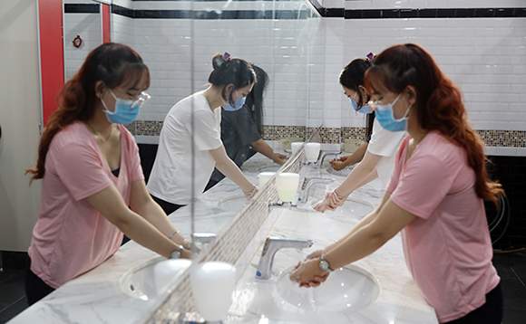 Sinh viên Duy Tân thực hiện nghiêm túc việc rửa tay bằng xà phòng diệt khuẩn hoặc nước sát trùng 