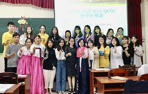 Sinh hoạt đầu khóa nhiều ước mơ của  sinh viên Khoa tiếng Hàn DTU
