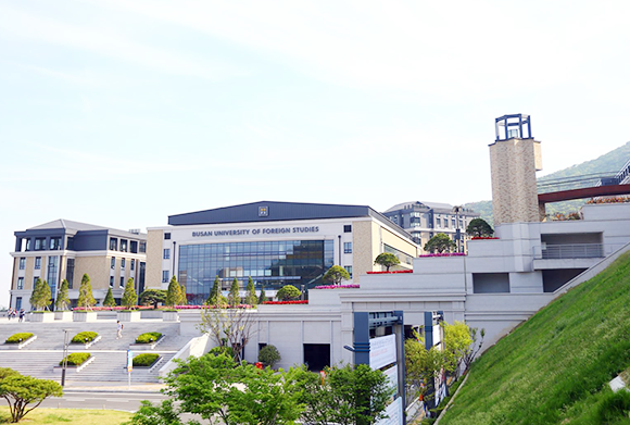 Đại học Ngoại ngữ Busan (BUFS) được thành lập vào năm 1981. Đây là trường đại học tư thục chuyên về ngoại ngữ do Học viện Seongji điều hành. Đại học Ngoại ngữ Busan được đánh giá là trường ưu tú trong các trường đại học vào tháng 10 năm 1998 và năm 2002 được công nhận là trường đại học ưu tú cải cách giáo dục. Trải qua hơn 40 năm xây dựng và phát triển, BUFS nằm trong top 40 Đại học tốt nhất Hàn Quốc và top 5 trường Đại học Ngoại ngữ