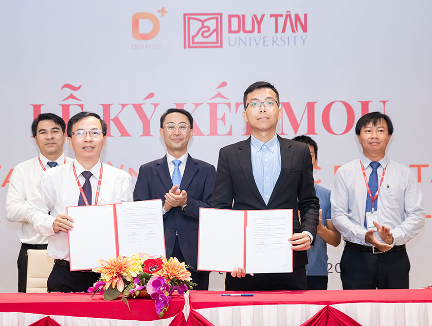 Đại học Duy Tân và Dev Plus Ký kết Hợp tác Thúc đẩy Phát triển Công nghệ Thông tin