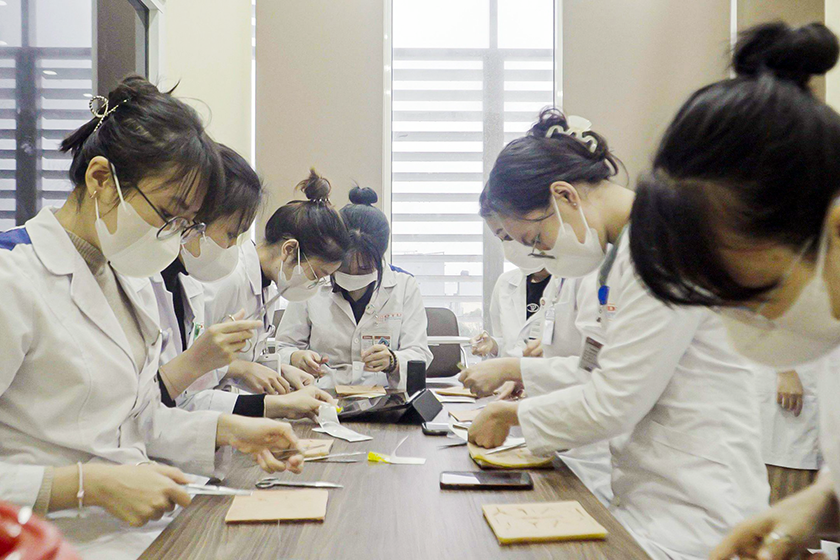 Mô hình Khâu V?t thuong DTU SimSkin c?a SV Duy Tân ?ng d?ng trong gi?ng d?y và th?c hành