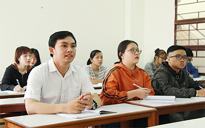 Sinh viên Huỳnh Bá Tân (áo trắng) say mê với mỗi buổi học trên giảng đường