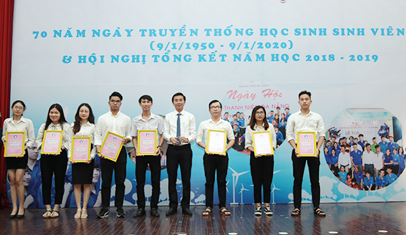 Đại học Duy Tân đã vinh dự đón nhận danh hiệu  Đơn vị xuất sắc Công tác đoàn và Phong trào thanh niên năm học 2018 - 2019