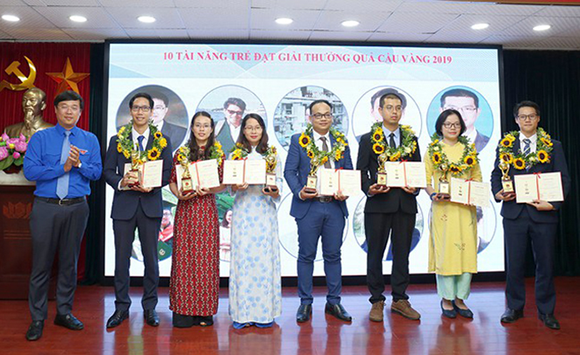 TS Trần Nguyễn Hải (thứ 4 từ phải sang) nhận giải Quả Cầu Vàng 2019