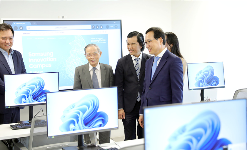 Samsung trao tặng ĐH Duy Tân phòng Lab máy tính cấu hình cao gần 1,3 tỉ đồng