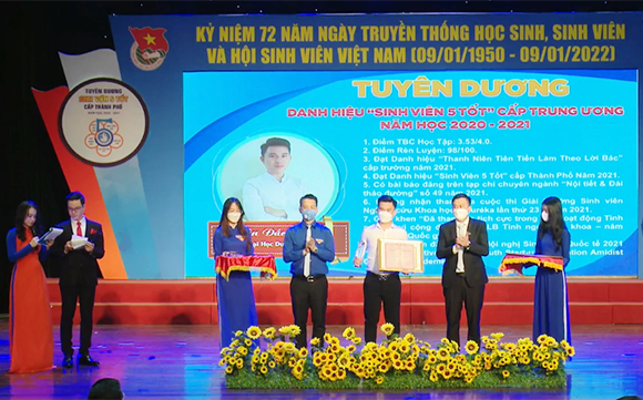 Bạn Trần Đắc Diên nhận giải “Sinh viên 5 tốt” cấp Trung ương