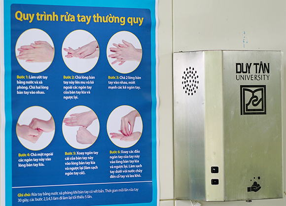 Đại học Duy Tân Chế tạo Thành công Thiết bị hướng dẫn Rửa tay đúng cách