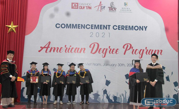 Sinh viên nhận bằng tốt nghiệp của Đại học Mỹ ngay tại Việt Nam