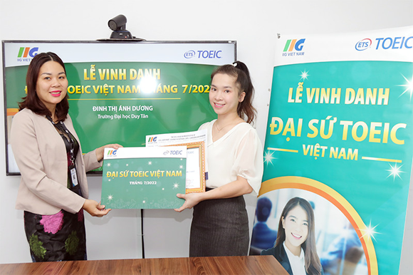 Cán bộ ĐH Duy Tân được trao danh hiệu 'Đại sứ TOEIC Việt Nam' khu vực miền Trung