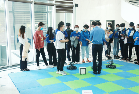 Học sinh THPT tham quan Đại học Duy Tân cùng tìm hiểu Khoa học Công nghệ và Tương lai