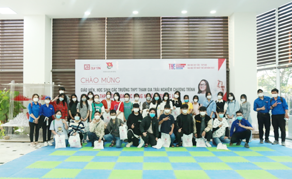 Học sinh THPT tham quan Đại học Duy Tân cùng tìm hiểu Khoa học Công nghệ và Tương lai