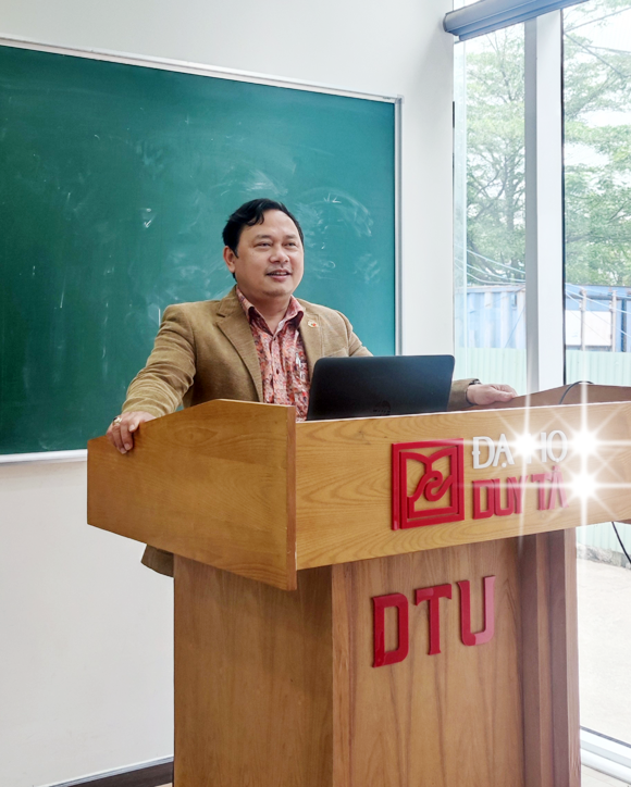 Học sinh THPT tham quan Đại học Duy Tân cùng tìm hiểu về Khoa học Công nghệ và Tương lai