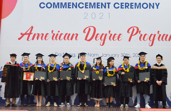 Trường Đại học Duy Tân trao bằng tốt nghiệp cho 19 SV chương trình hợp tác quốc tế