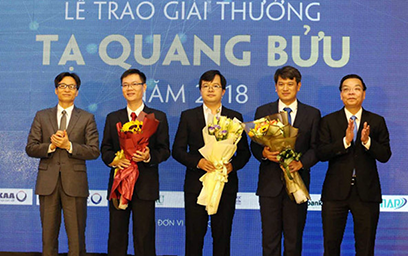  Phó thủ tướng Vũ Đức Đam trao giải thưởng Tạ Quang Bửu năm 2018 cho các nhà khoa học